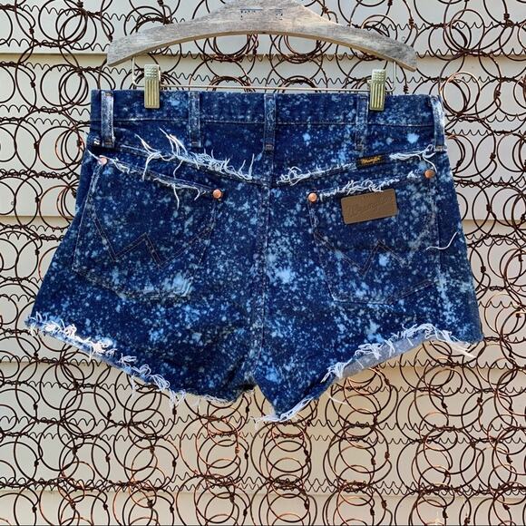 Vintage Wrangler “star splatter” cutoff jean short - Picture 2 of 6
